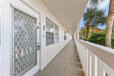 Condo in Coconut Creek, Florida, 2 bedrooms  № 2247035 - photo 4