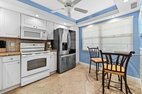 Condo in Coconut Creek, Florida, 2 bedrooms  № 2247035 - photo 6