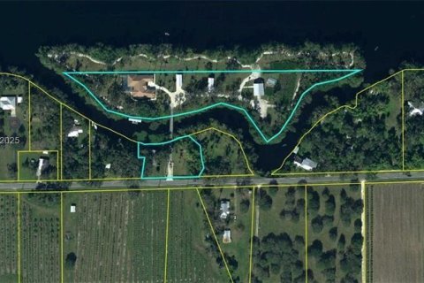 House in LaBelle, Florida 3 bedrooms, 419.45 sq.m. № 1731743 - photo 2