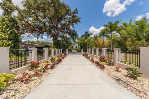 House in LaBelle, Florida 3 bedrooms, 419.45 sq.m. № 1731743 - photo 3