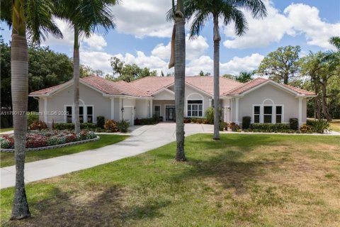 House in LaBelle, Florida 3 bedrooms, 419.45 sq.m. № 1731743 - photo 6