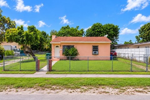 Villa ou maison à Opa-locka, Floride 3 chambres, 139.73 m2 № 2370151