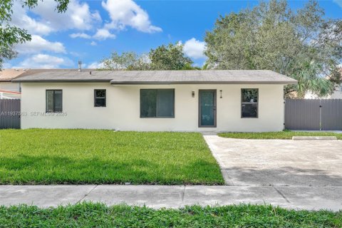 Casa en venta en Miami Gardens, Florida, 3 dormitorios, 102.56 m2 № 1995367 - foto 2