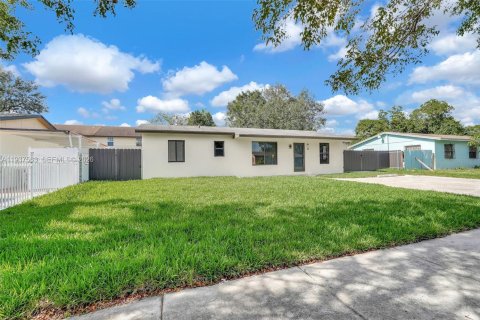 Casa en venta en Miami Gardens, Florida, 3 dormitorios, 102.56 m2 № 1995367 - foto 3