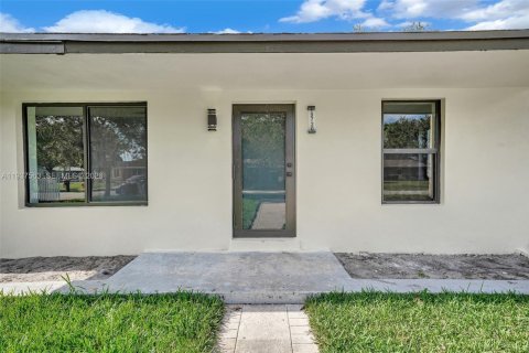 Casa en venta en Miami Gardens, Florida, 3 dormitorios, 102.56 m2 № 1995367 - foto 4