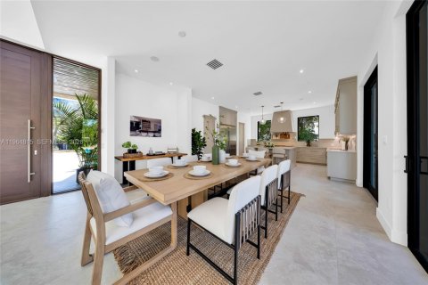 House in Miami, Florida 5 bedrooms № 2026323 - photo 6