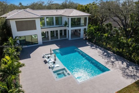 House in Miami, Florida 5 bedrooms № 2026323 - photo 2