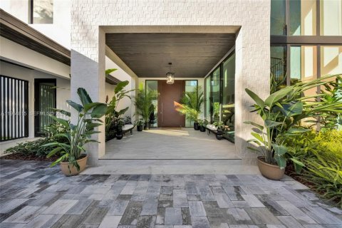 House in Miami, Florida 5 bedrooms № 2026323 - photo 3
