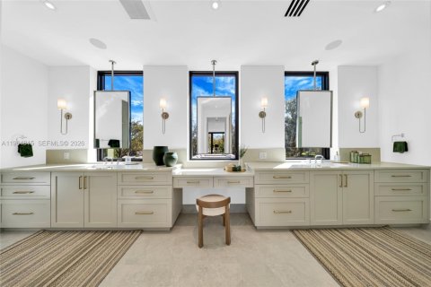 House in Miami, Florida 5 bedrooms № 2026323 - photo 5
