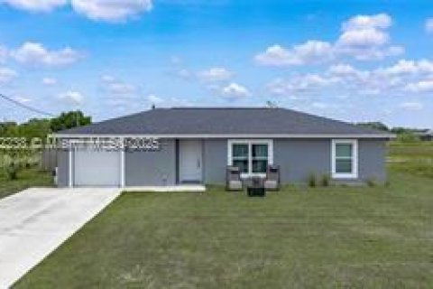 House in LaBelle, Florida 3 bedrooms, 115.57 sq.m. № 1728499 - photo 1