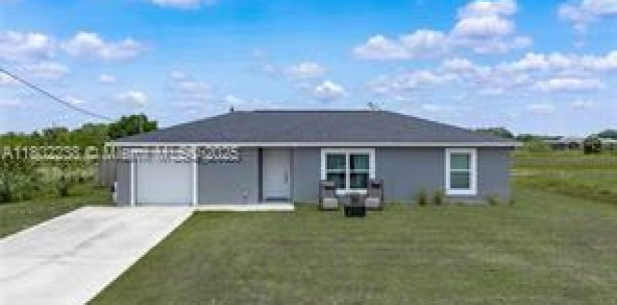 House in LaBelle, Florida 3 bedrooms, 115.57 sq.m. № 1728499