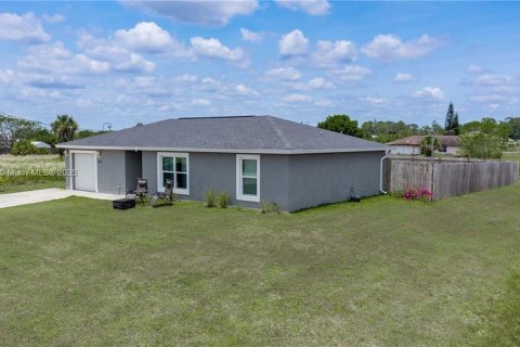 House in LaBelle, Florida 3 bedrooms, 115.57 sq.m. № 1728499 - photo 2