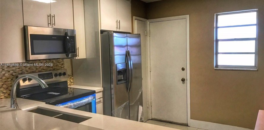 Condominio en Miami, Florida, 1 dormitorio  № 1830391