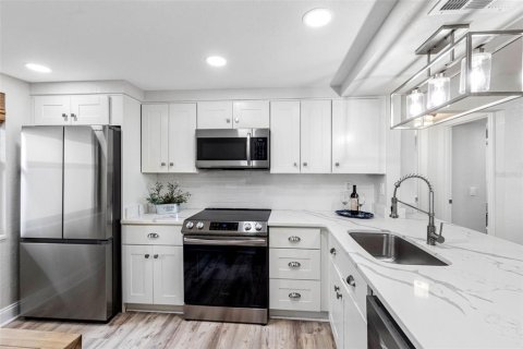 Condo in Saint Petersburg, Florida, 2 bedrooms  № 1879562 - photo 15