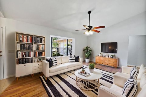 Casa en venta en Deltona, Florida, 3 dormitorios, 183.3 m2 № 1780990 - foto 2