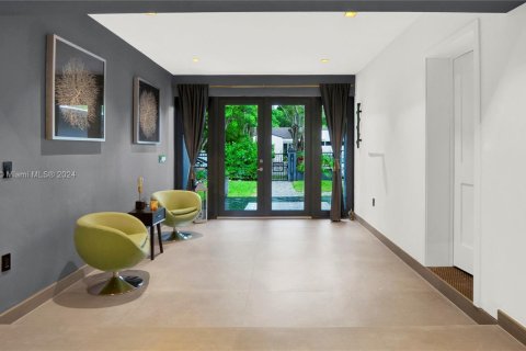 House in Miami, Florida 5 bedrooms, 269.6 sq.m. № 1937746 - photo 1
