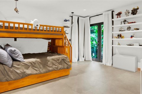 Casa en venta en Miami, Florida, 5 dormitorios, 269.6 m2 № 1937746 - foto 24