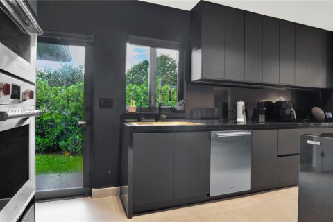 Villa ou maison à vendre à Miami, Floride: 5 chambres, 269.6 m2 № 1937746 - photo 9