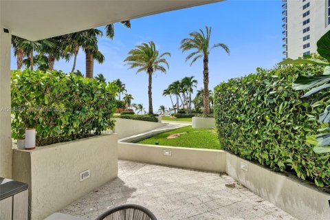 Condo in Sunny Isles Beach, Florida, 2 bedrooms  № 2078123 - photo 19