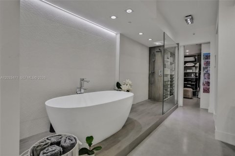 Condo in Sunny Isles Beach, Florida, 2 bedrooms  № 2078123 - photo 24