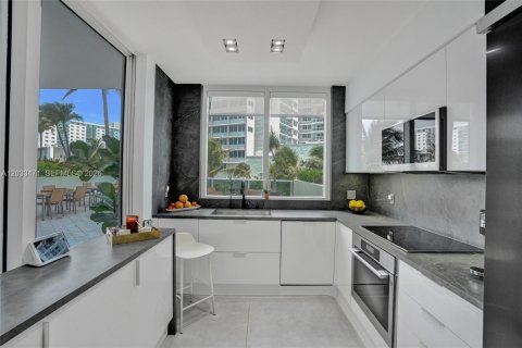 Condo in Sunny Isles Beach, Florida, 2 bedrooms  № 2078123 - photo 10