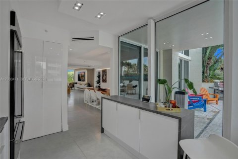 Condo in Sunny Isles Beach, Florida, 2 bedrooms  № 2078123 - photo 13