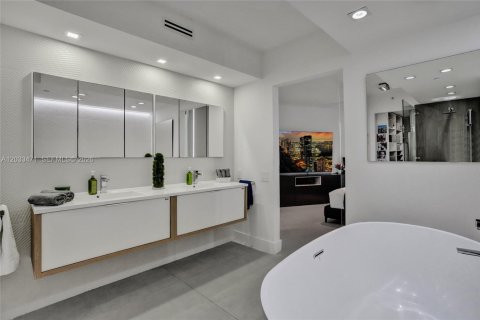 Condo in Sunny Isles Beach, Florida, 2 bedrooms  № 2078123 - photo 26