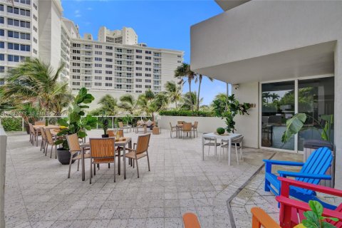 Condo in Sunny Isles Beach, Florida, 2 bedrooms  № 2078123 - photo 17