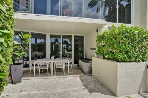 Condo in Sunny Isles Beach, Florida, 2 bedrooms  № 2078123 - photo 18