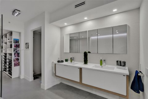 Condo in Sunny Isles Beach, Florida, 2 bedrooms  № 2078123 - photo 25