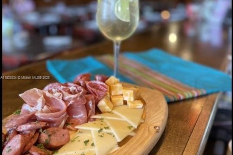 Propiedad comercial en venta en Miami, Florida № 1814479 - foto 2