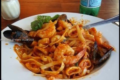 Propiedad comercial en venta en Miami, Florida № 1814479 - foto 3