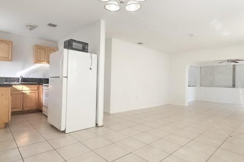 Снять в аренду виллу или дом в Форт-Лодердейл, Флорида 3 спальни, 102.29м2, № 1953910 - фото 2