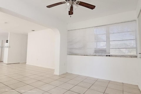 Снять в аренду виллу или дом в Форт-Лодердейл, Флорида 3 спальни, 102.29м2, № 1953910 - фото 4