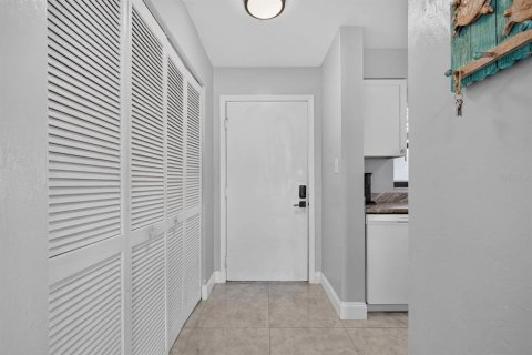 Condo in Ormond Beach, Florida, 2 bedrooms № 2208110 - photo 11
