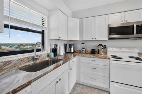 Condo in Ormond Beach, Florida, 2 bedrooms № 2208110 - photo 18
