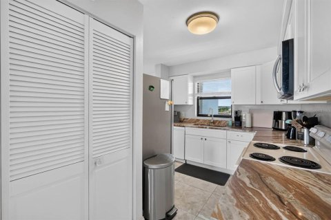 Condo in Ormond Beach, Florida, 2 bedrooms № 2208110 - photo 16