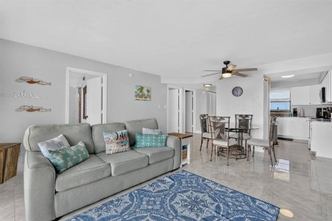Condo in Ormond Beach, Florida, 2 bedrooms № 2208110 - photo 14