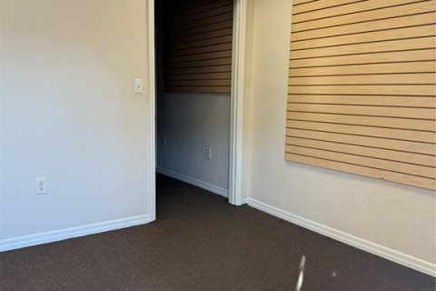 Propiedad comercial en alquiler en Land O' Lakes, Florida № 2232055 - foto 2