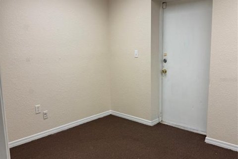 Propiedad comercial en alquiler en Land O' Lakes, Florida № 2232055 - foto 6