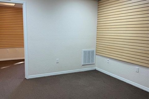 Propiedad comercial en alquiler en Land O' Lakes, Florida № 2232055 - foto 3