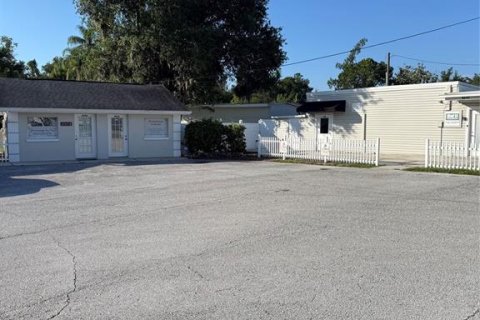 Commercial property in Land O' Lakes, Florida № 2232055