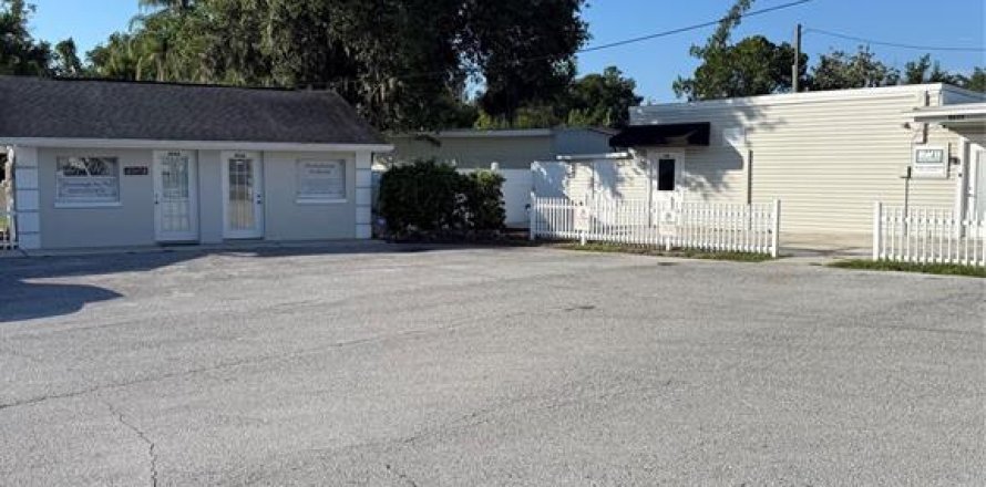 Propiedad comercial en Land O' Lakes, Florida № 2232055