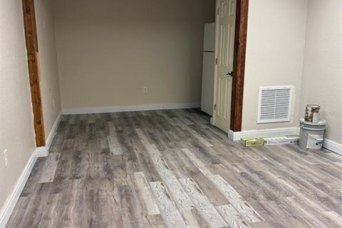 Propiedad comercial en alquiler en Land O' Lakes, Florida № 2232055 - foto 5