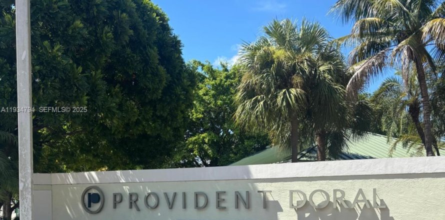 Кондоминиум с 3 спальнями в Дорал, Флорида № 1993014