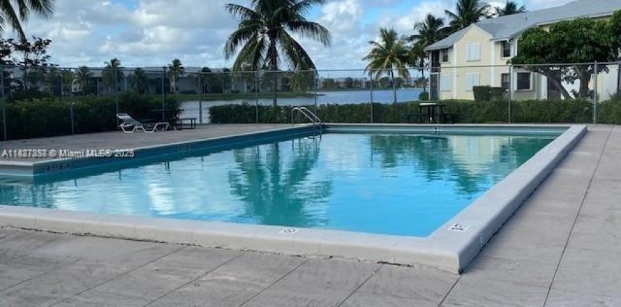 Condo in Homestead, Florida, 2 bedrooms № 1941779