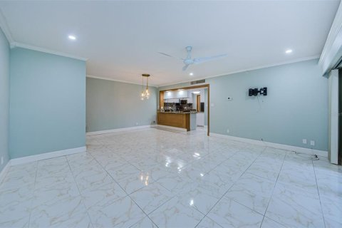 Condo in Palm Harbor, Florida, 1 bedroom  № 2210553 - photo 27