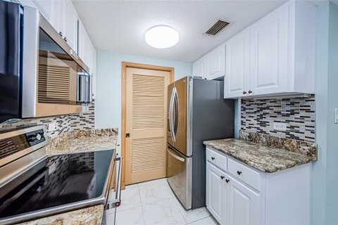 Condo in Palm Harbor, Florida, 1 bedroom  № 2210553 - photo 17