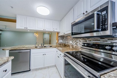 Condo in Palm Harbor, Florida, 1 bedroom  № 2210553 - photo 15