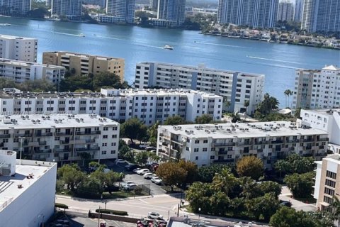 Condo in Sunny Isles Beach, Florida № 2032045 - photo 11